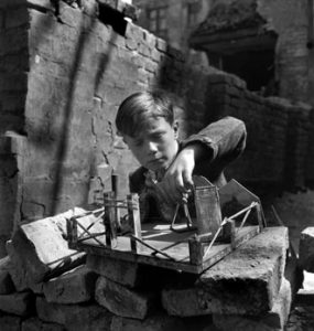 Un enfant joue dans les ruines de Vienne, 1948.