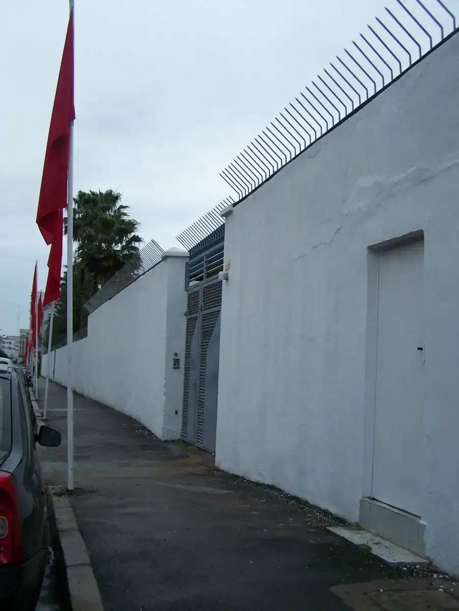 Mur d'enceinte d'une école primaire française à Casablanca