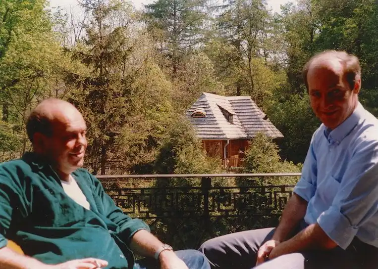 Jacques Runik avec Jacek Kuron, figure de l'opposition polonaise, fondateur en 1976, du KOR (Comité de défense des ouvriers) (Pologne, 1987)