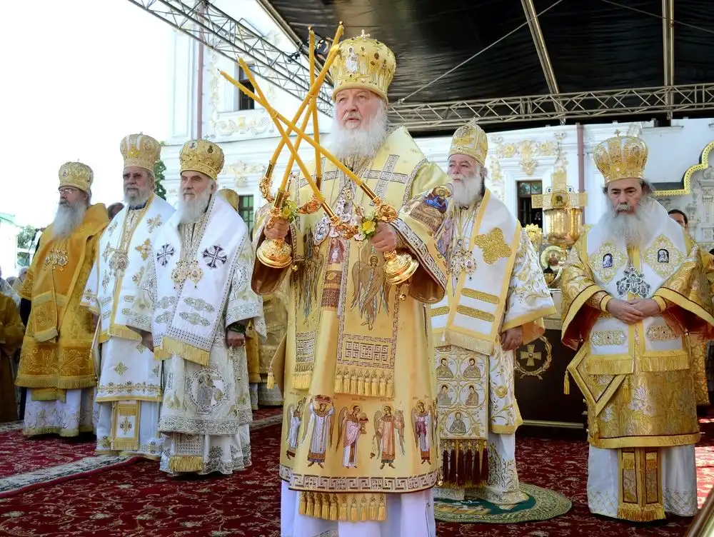 28 juillet 2013, Le patriarche Kirill et d’autres évêques à Kiev célébrant le baptême de la Rus.