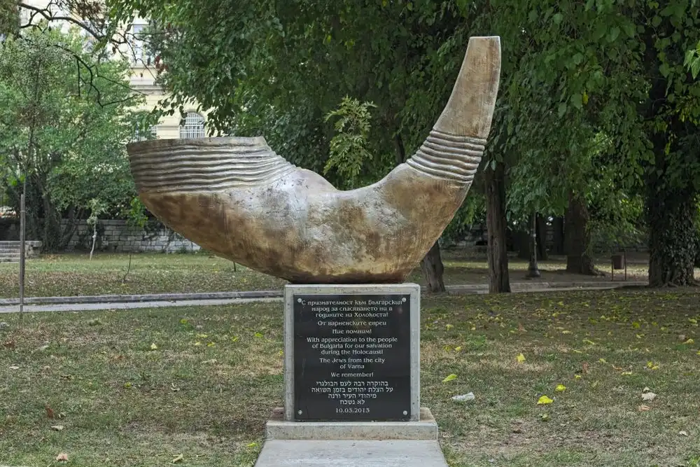Varna, Monument de remerciement au peuple bulgare de la communauté juive pour le salut des Juifs bulgares pendant l'Holocauste dévoilé le 10 mars 2013