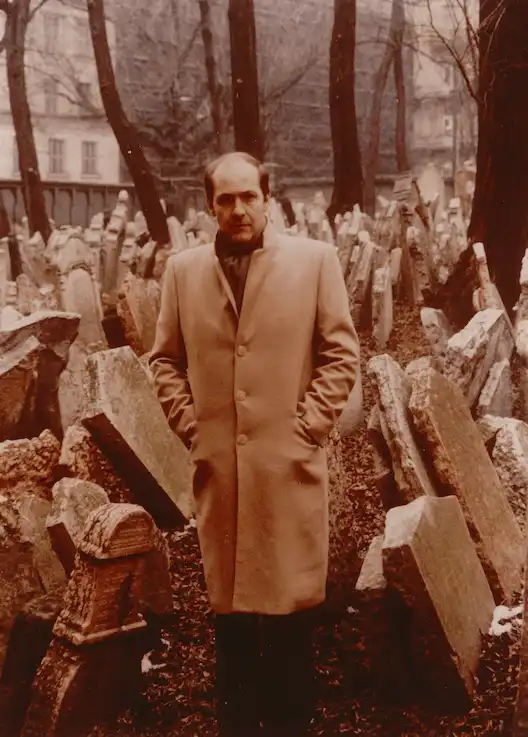 Jacques Rupnik au cimetière juif de Prague (1988)