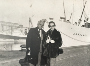 Fig. 3 : Anonyme, Nicolas Guillén et Lea Lublin à Buenos Aires, 1958, photographie noir et blanc, archives Lea Lublin (Paris). © Nicolas Lublin.