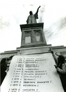 Fig. 5 : Lea Lublin, <em>Interrogations sur l’art, accrochées sur la statue de Dante à Naples</em>, 1977, photographie noir et blanc, collection privée (Paris). © Nicolas Lublin.