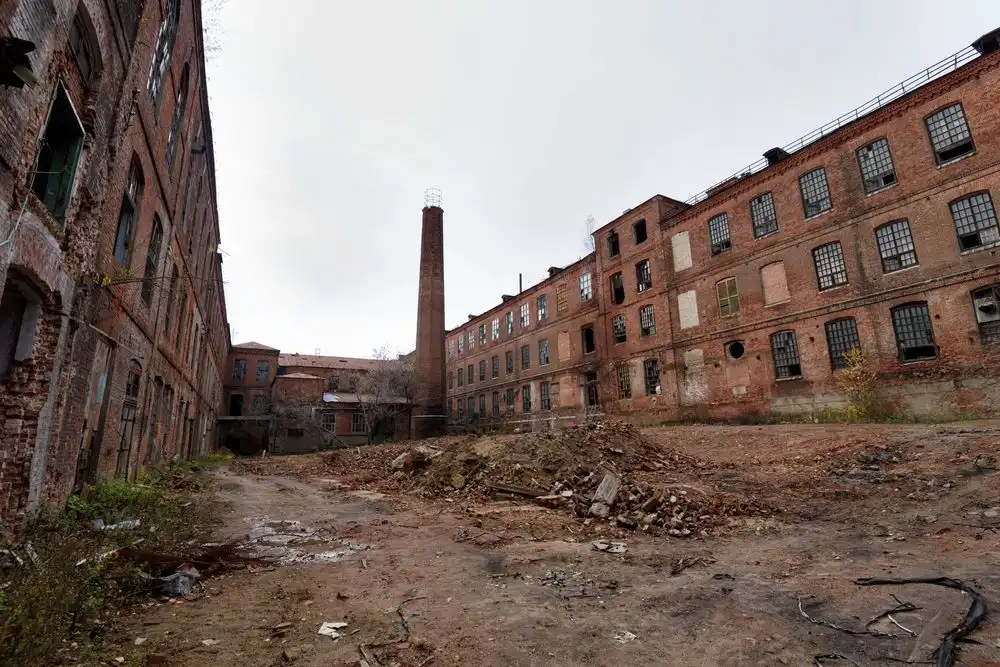 Bâtiment en ruines d'une ancienne usine textile, partie européenne de la Russie