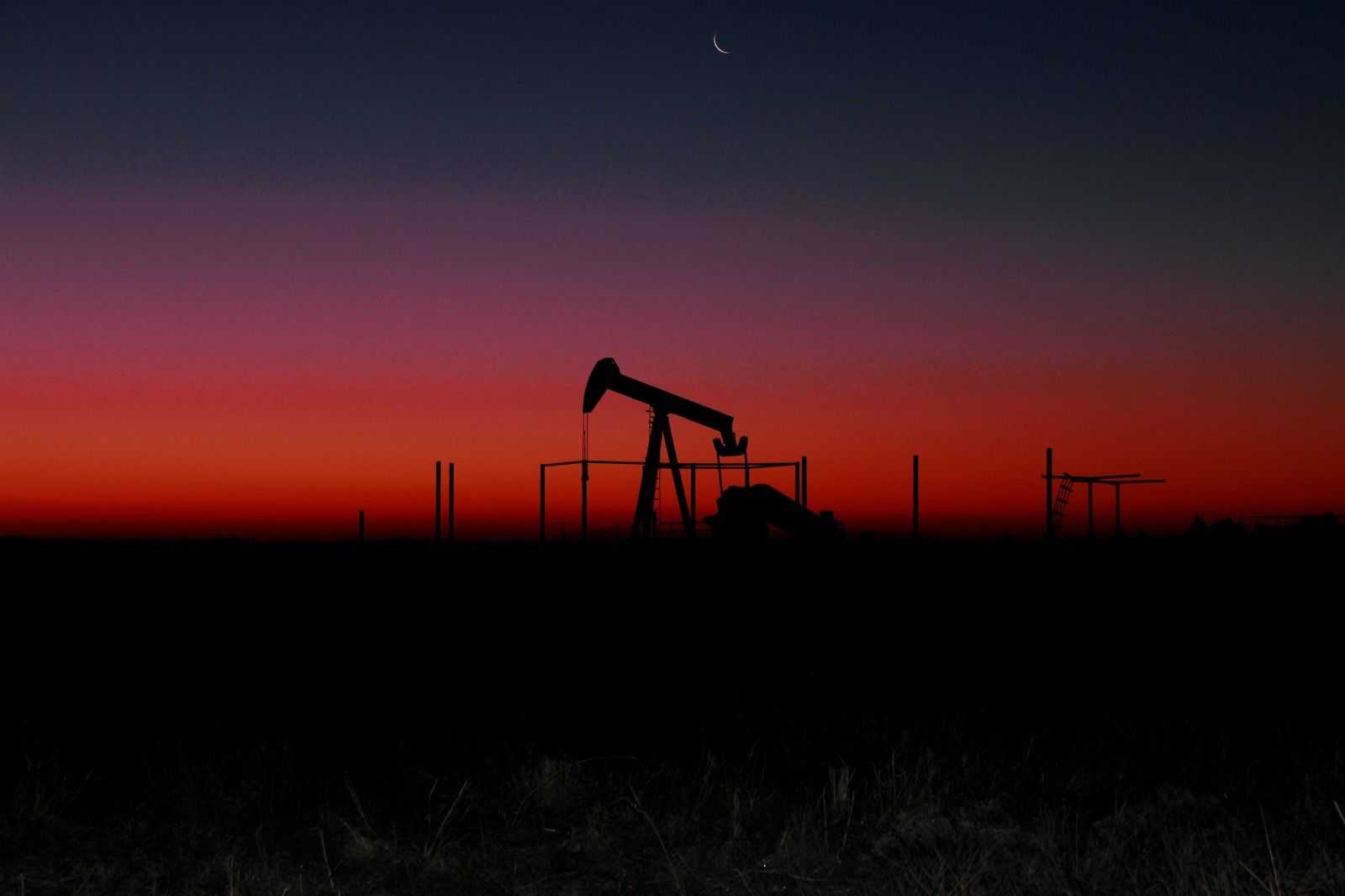 fossil fuels industry_armbrusterbiz_pixabay.jpeg