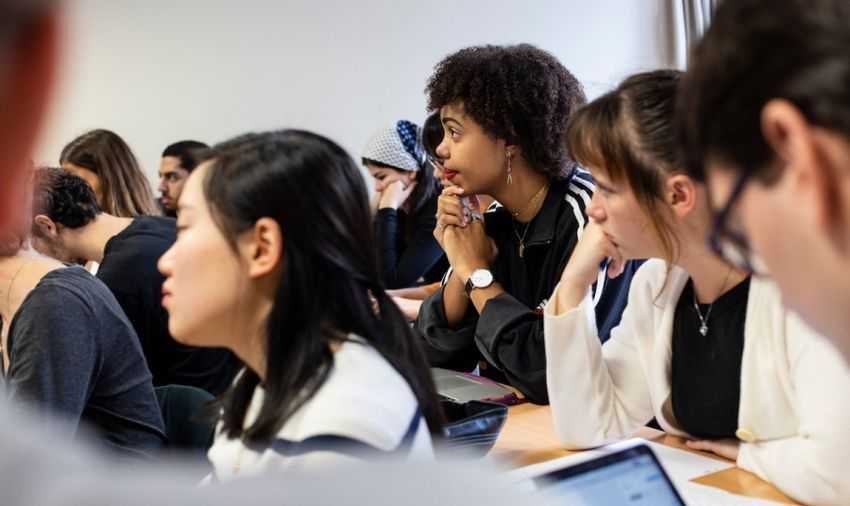 Des étudiantes dans une salle de classe © Marta Nascimento / Sciences Po