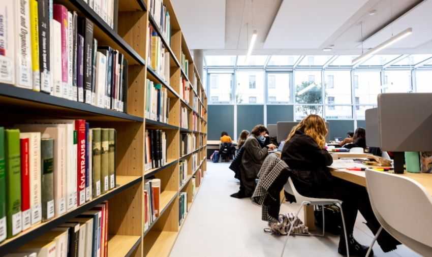 Élèves dans la bibliothèque de Sciences Po © Caroline Maufroid / Science Po