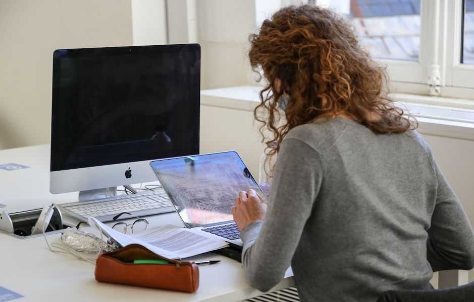 A student at the Sciences Po library