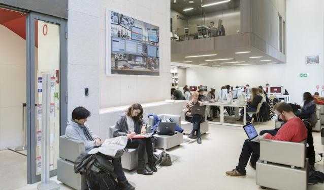 étudiants à la bibliothèque (campus de Paris)