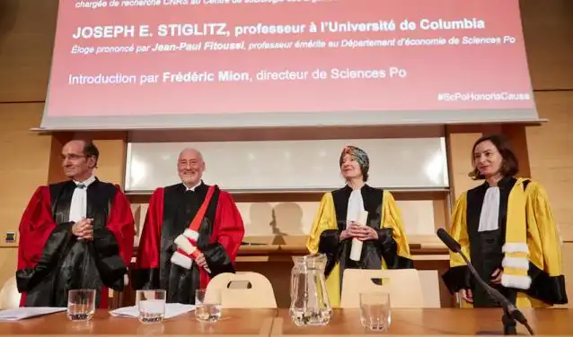 Dr. Stiglitz and Dr. Zelizer holding their diplomas