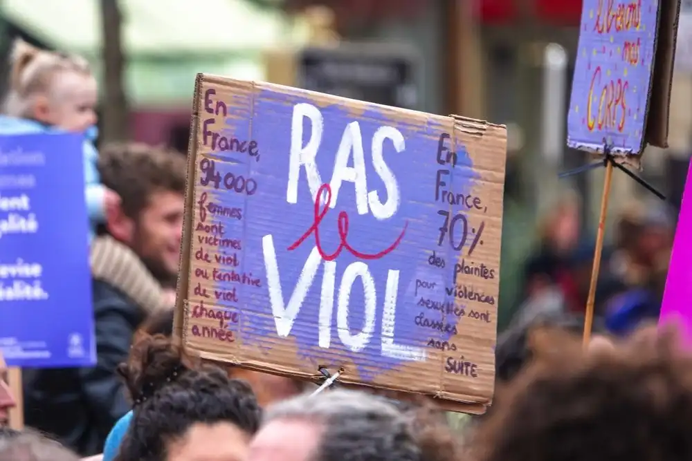 Carton "Ras le viol"