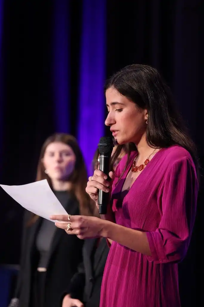 Une étudiante prend la parole lors du Women's Forum.