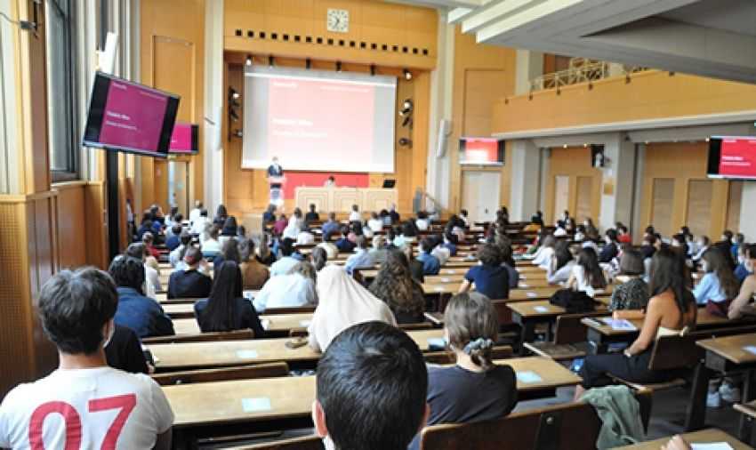 Etudiants avec masques dans l’amphithéâtre, rentrée 2020. Thomas Arrivé / ScPo