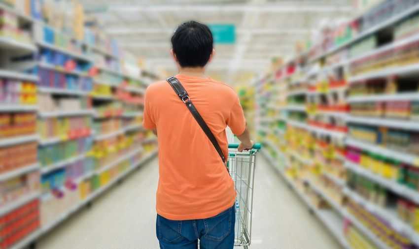 Un homme au supermarché