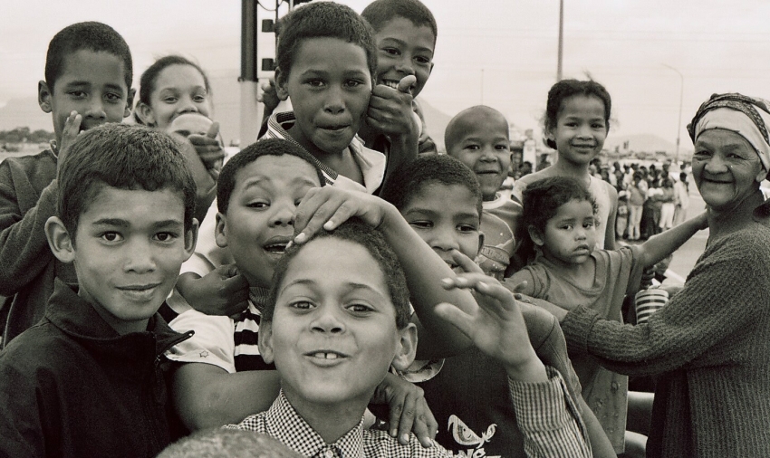Cape coloured children in Bonteheuwel township by Henry Trotter - Domaine public