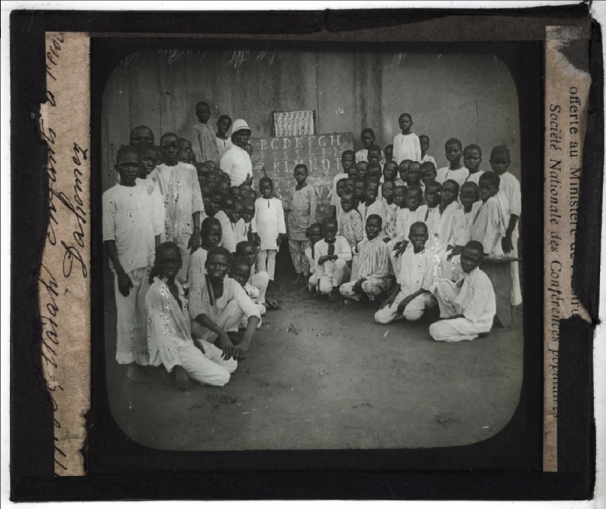 Une école dans la colonie du Dahomey (Bénin), vers 1900, Musée National de l'Education. CCO