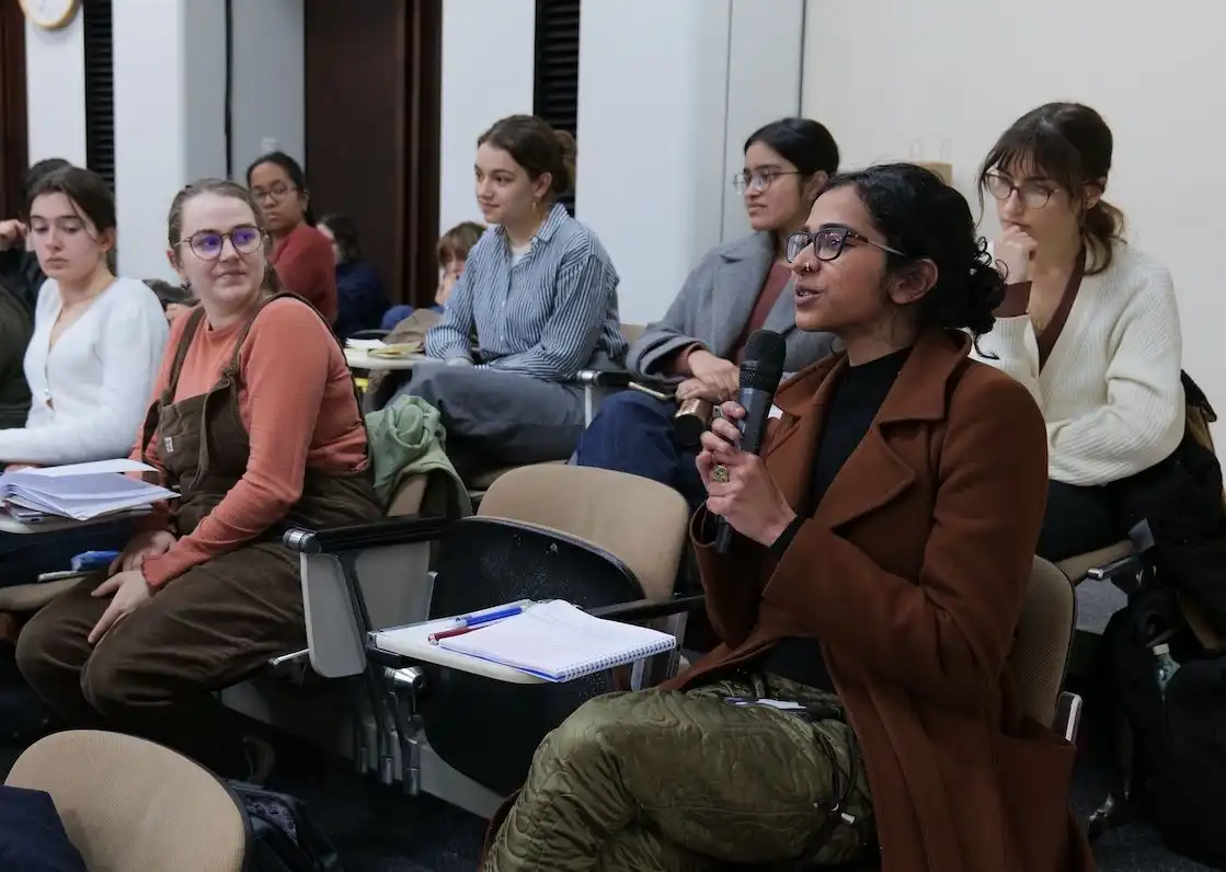 Une étudiante prend la parole lors d'une conférence de Bina Agarwal.