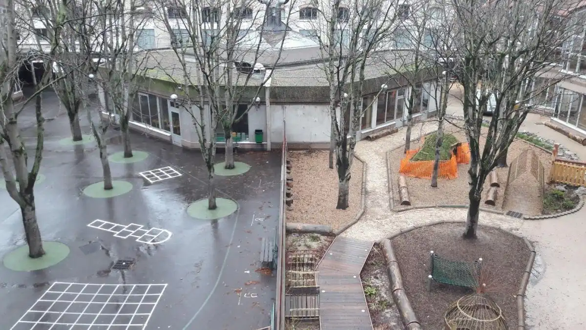 Cours des écoles élémentaire (gauche) et maternelle (droite) Emeriau (Paris 15e), février 2021. Photo: Martin Hendel.