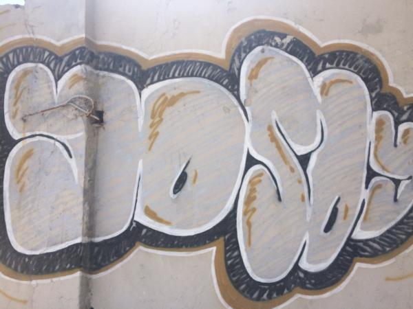 Graffiti lettres ou throw-up sur fond beige