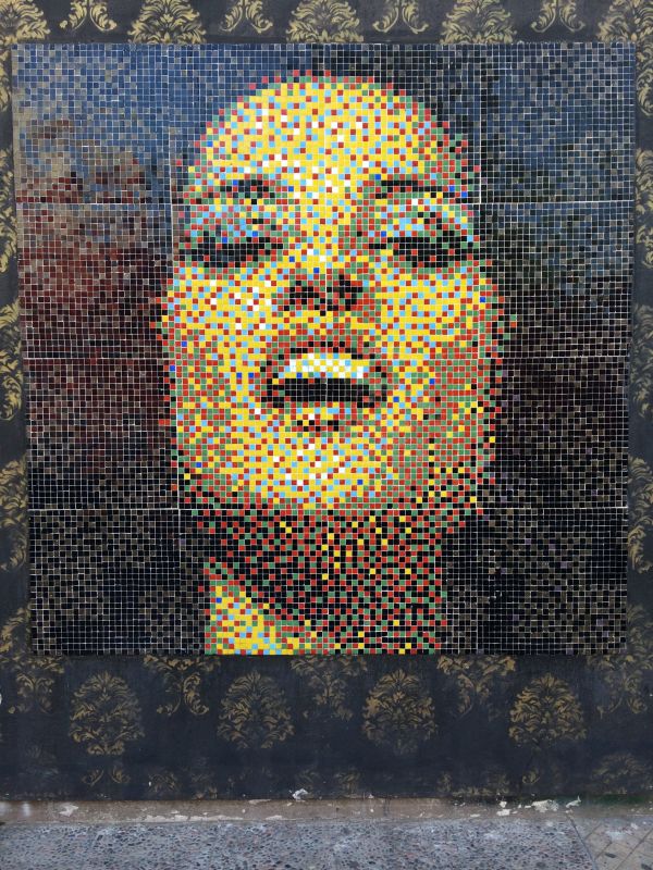 Portrait de femme en mosaïque, type « pixélisé »
