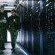 Militaires marchant dans un data center