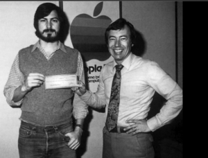 Steve Jobs and Mike Markkula with a cheque symbolising his investment in Apple, 1977. Source : allaboutstevejobs.com