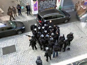 L'intervention policière à Saint-Denis contre un logement de terroristes présumés rue du Corbillon le 18 novembre. Vue de la rue de la République Saint-Denis. Crédit photo : Chris93. Wikimédia. CC BY-SA 4.0