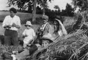 Été 1943, les Lindon sont accueillis dans le Puy-de-Dôme par la famille Nony-Pouzadoux, dont la mère a travaillé pour eux. Archive privée. Tous droits réservés.