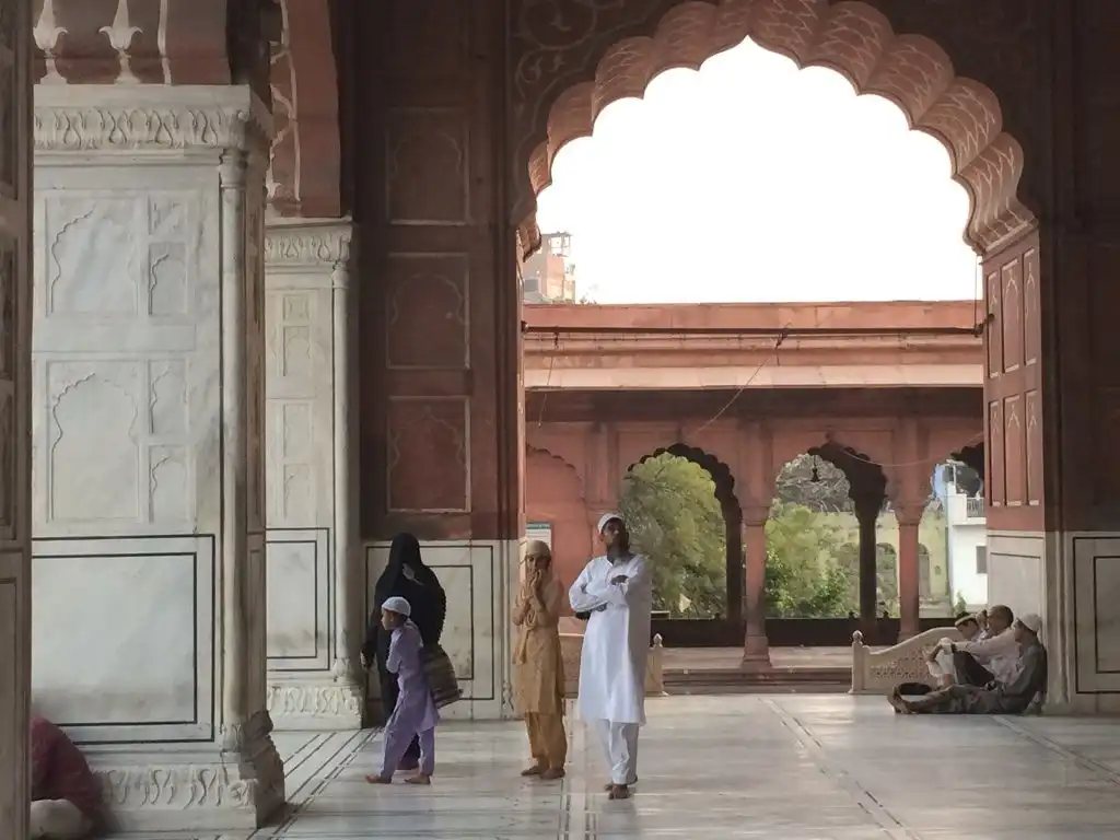 Famille dans une mosquée